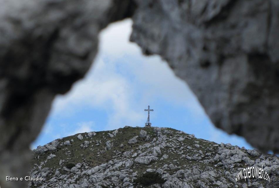 25 Zoom sulla cima La croce.JPG